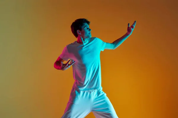 Hombre Guapo Bailando Danza Contemporánea Sobre Fondo Amarillo Iluminación Neón — Foto de Stock