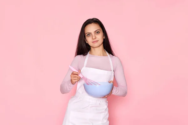 Hermosa Cocina Mujer Sosteniendo Batidor Tazón Sobre Fondo Rosa Pastel — Foto de Stock