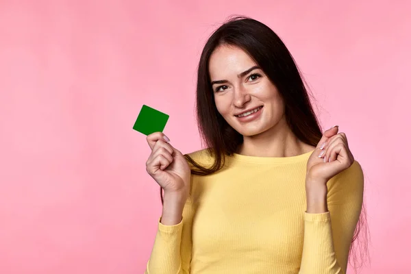 Vrolijke Vrouw Gele Kleren Met Plastic Creditcard Geïsoleerd Roze Achtergrond — Stockfoto