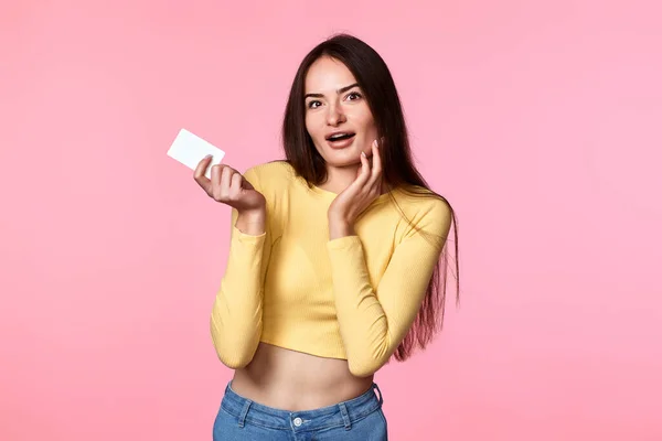 Verbaasd Verrast Vrouw Gele Kleren Met Plastic Creditcard Geïsoleerd Roze — Stockfoto