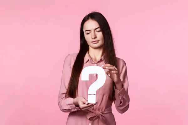 Gyönyörű Kaukázusi Kérdőjellel Rózsaszín Háttér — Stock Fotó