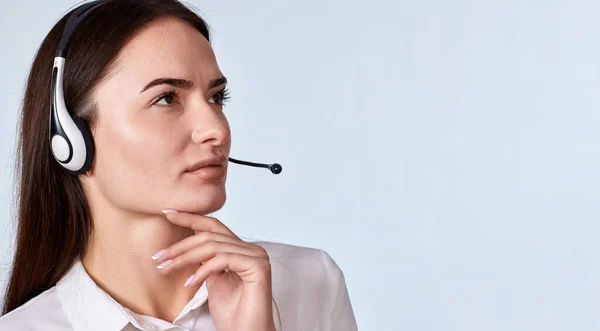 耳机中的女性呼叫中心操作员正在网上咨询客户 复制空间 — 图库照片