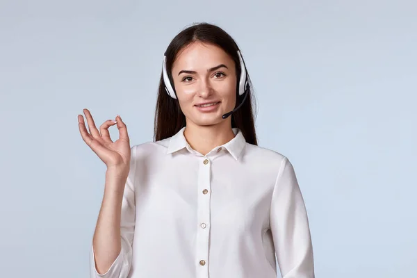 Vrouw Headset Adviseert Klanten Online Call Center Operator Toont Gebaar — Stockfoto