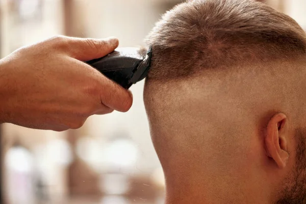 Männliche Hände Des Friseurs Mit Haarschneidemaschine Nahaufnahme — Stockfoto