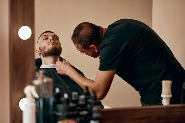 Hairstylist Serveert Knappe Bebaarde Man Kapperszaak — Stockfoto