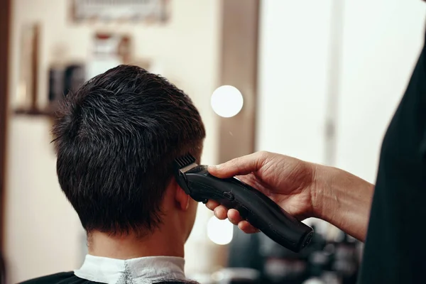 Berber Berber Dükkanında Yakışıklı Beyaz Adamı Tıraş Ediyor — Stok fotoğraf