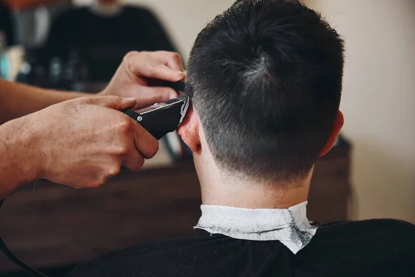 Rückansicht Der Männlichen Hände Des Friseurs Mit Haarschneidemaschine Nahaufnahme — Stockfoto