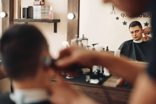 Profesyonel Kuaför Berber Dükkanında Yakışıklı Beyaz Adamı Tıraş Ediyor — Stok fotoğraf