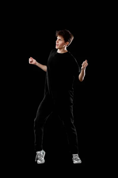 Junger Mann Schwarzen Shirt Der Auf Schwarzem Hintergrund Tanzt Volle — Stockfoto