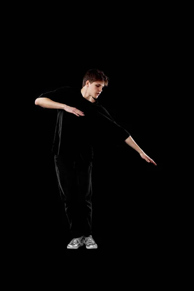 Jeune Homme Shirt Noir Dansant Sur Fond Noir Longueur Totale — Photo