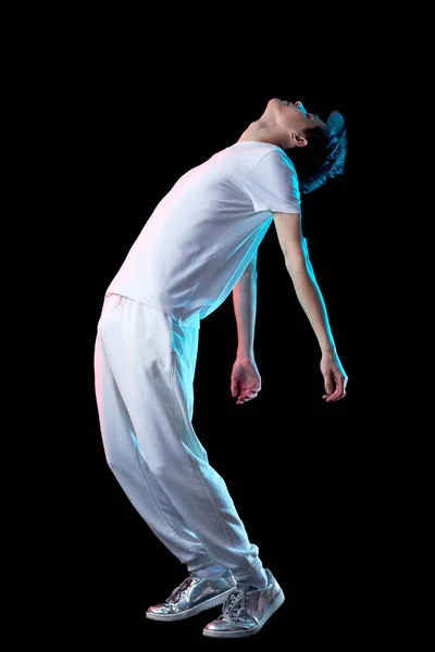 Nyugodt Fiatalember Fehér Pólóban Lábujjakon Áll Neon Fényben Táncol Fekete — Stock Fotó