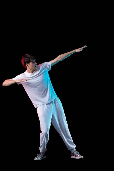 Fiatal Férfi Fehér Pólóban Táncol Neon Fényben Fekete Háttérrel Teljes — Stock Fotó