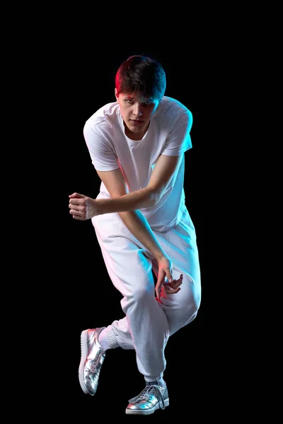 Fiatal Férfi Fehér Pólóban Hip Hop Táncol Neon Fényben Fekete — Stock Fotó