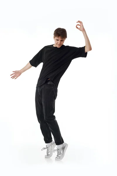 Jeune Homme Shirt Noir Jeans Debout Sur Les Orteils Dansant — Photo