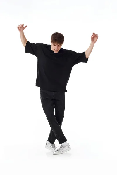 Młody Mężczyzna Czarnej Koszulce Dżinsach Tańczący Białym Tle Pełna Długość — Zdjęcie stockowe