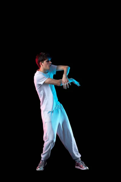 Jonge Clubber Man Wit Shirt Dansen Neon Licht Zwarte Achtergrond — Stockfoto