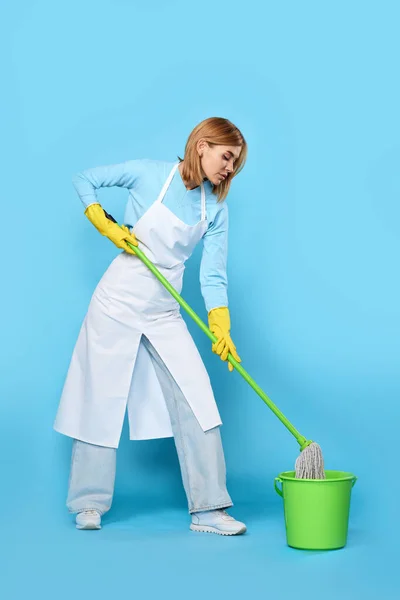 Lastik Eldivenli Temiz Önlüklü Mutlu Bir Kadın Mavi Arka Planda — Stok fotoğraf