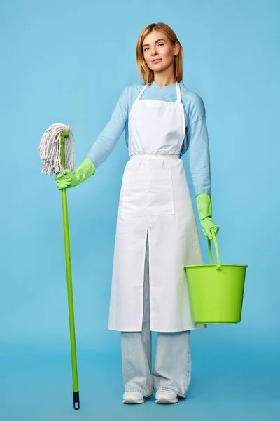 Amigável Mulher Limpador Profissional Luvas Borracha Verde Avental Mais Limpo — Fotografia de Stock