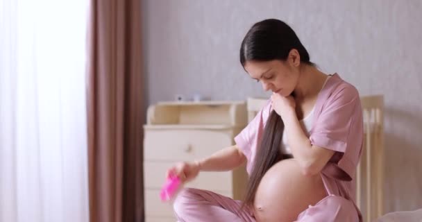Krásná Těhotná Žena Sedí Posteli Česání Dlouhé Vlasy Ložnici — Stock video