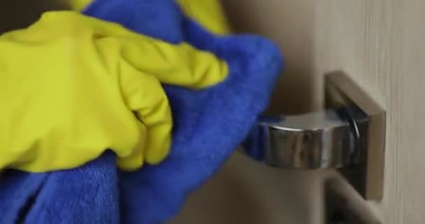 Női Kéz Sárga Gumikesztyűben Kilincs Tisztítása Kék Ronggyal Közelkép — Stock videók