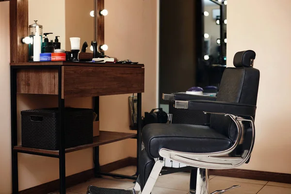Kunden Stilvollen Friseurstuhl Friseursalon Für Männer — Stockfoto