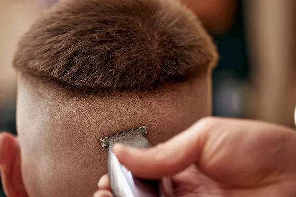 Couper Les Cheveux Avec Une Haveuse Électrique Sur Homme Dans — Photo
