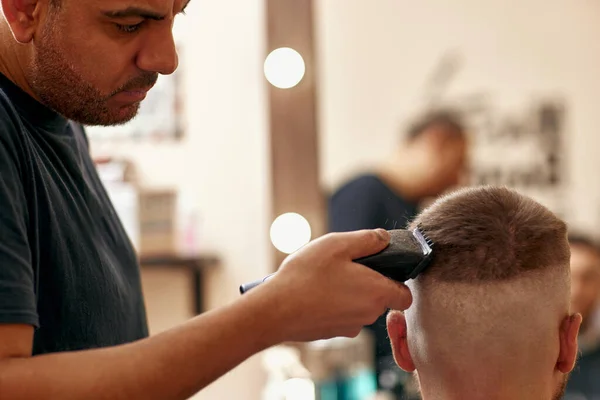 Fryzjer Golił Przystojnego Brodatego Mężczyznę Salonie Fryzjerskim Zbliżenie — Zdjęcie stockowe