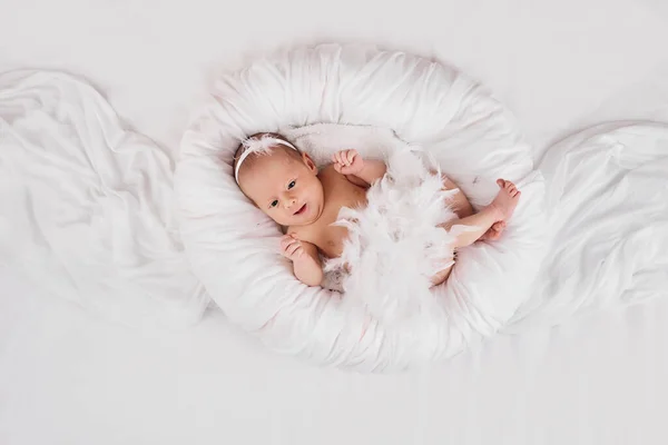 Dulce Bebé Recién Nacido Vestido Con Plumas Nido Blanco — Foto de Stock