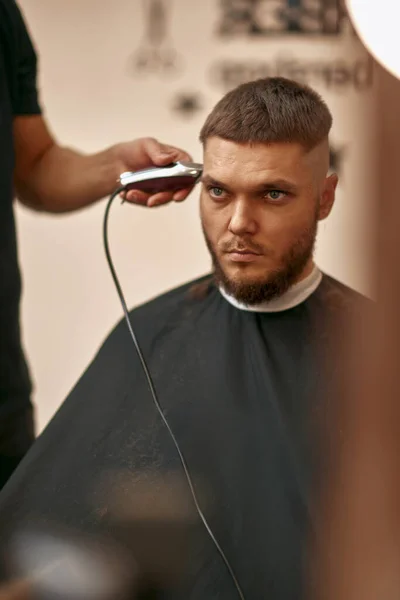 Barber Trim Haar Met Tondeuse Knappe Bebaarde Man Kapperszaak — Stockfoto