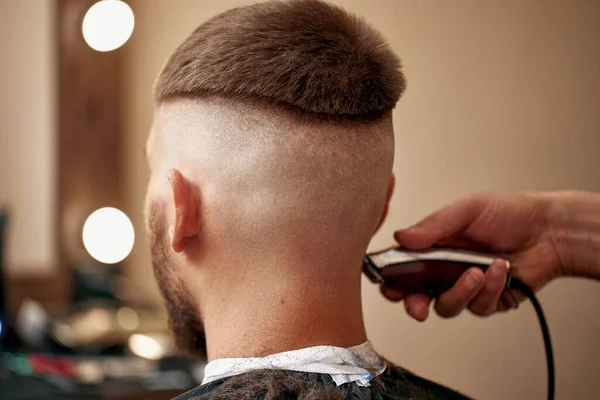 Friseur Rasiert Gutaussehenden Bärtigen Mann Friseurladen Nahaufnahme — Stockfoto