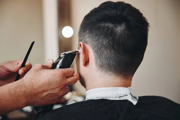 Friseur Rasiert Schönen Kaukasischen Mann Friseurladen — Stockfoto