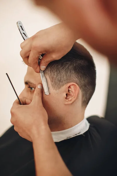 Peluquero Afeitado Hombre Barbudo Con Afeitadora Peluquería Primer Plano — Foto de Stock