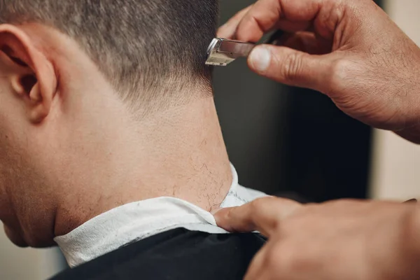 理发店里 理发师用复古刀刮胡子的男人 特写镜头 — 图库照片