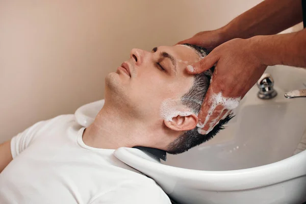 Barber Mytí Vlasů Bělocha Holičství Shop — Stock fotografie