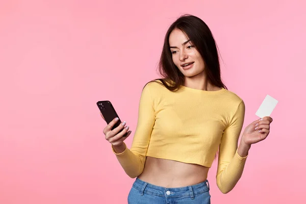 Счастливая Привлекательная Женщина Платящая Пластиковой Кредиткой Смартфоне Приложение Изолированы Розовом — стоковое фото