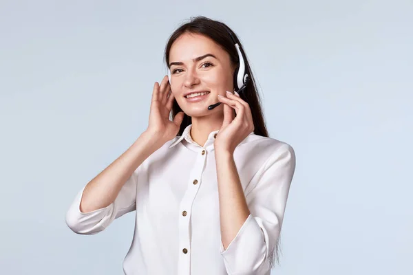 Γυναίκα Ακουστικά Και Μικρόφωνο Συμβουλεύει Τους Πελάτες Απευθείας Σύνδεση Τηλεφωνικό — Φωτογραφία Αρχείου