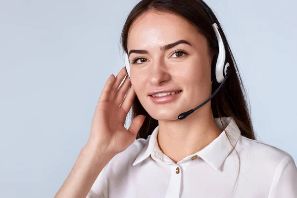 Portrét Usměvavé Ženy Sluchátkách Konzultuje Klienty Online Call Center Business — Stock fotografie