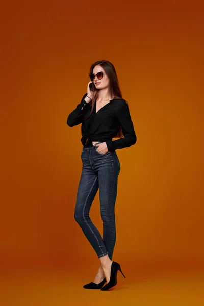 Corpo Inteiro Jovem Feliz Mulher Camisa Preta Jeans Usando Celular — Fotografia de Stock
