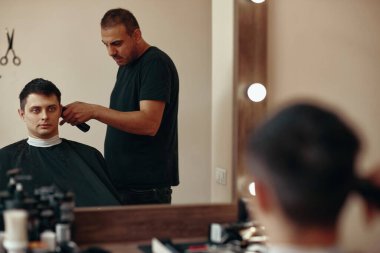 Berber berberindeki yakışıklı beyaz adama kırpıcı sürmüş..