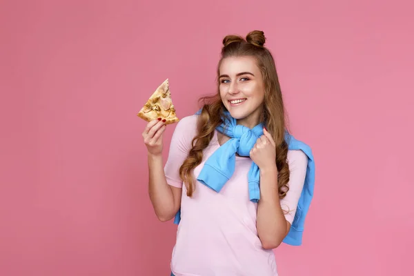 Aufgeregt Schöne Frau Essen Mit Befriedigung Pizza Scheibe Auf Rosa — Stockfoto