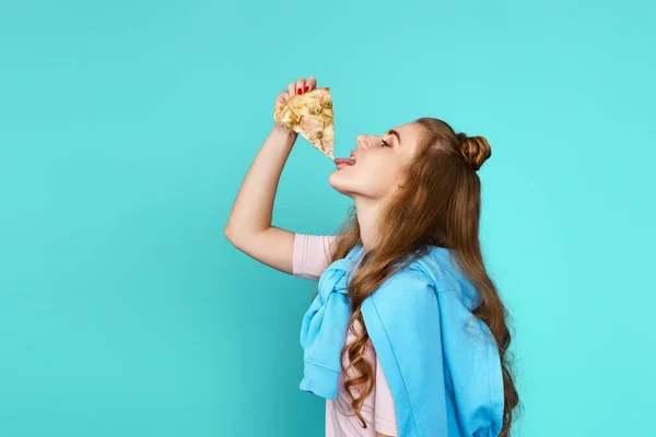 Tak Vynikající Hezká Žena Jíst Pizzu Plátek Vypadající Potěšen Modrém — Stock fotografie