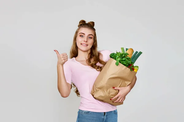 Sonriente Chica Caucásica Sostiene Bolsa Papel Con Verduras Cinta Métrica — Foto de Stock