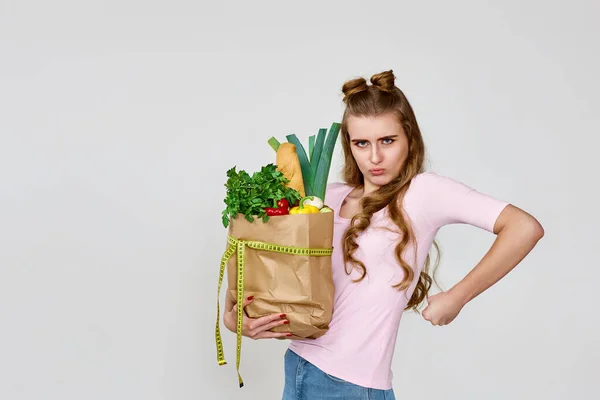 Jolie Femme Tient Sac Papier Avec Des Légumes Ruban Mesurer — Photo