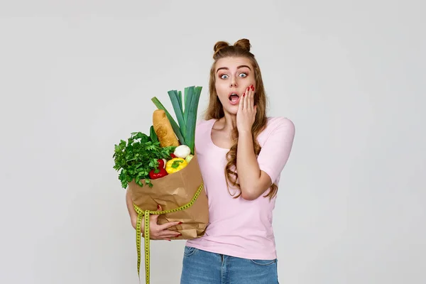 Surprise Femme Végétarienne Caucasienne Shirt Rose Tient Sac Papier Avec — Photo