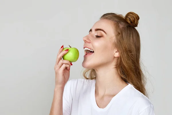Piękna Kobieta Jedząca Zielone Jabłko Szarym Tle Przestrzeń Kopiowania — Zdjęcie stockowe