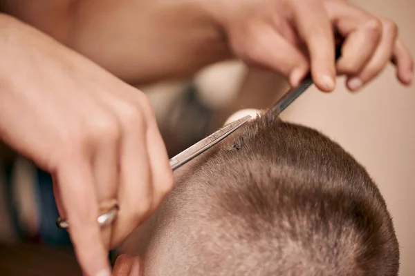 理发师用剪刀和梳子做发型 特写镜头 — 图库照片