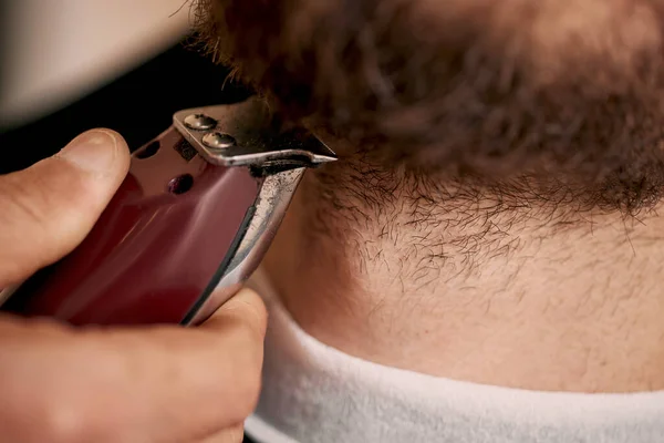 Stříhat Vlasy Elektrickým Nůžkovým Strojem Krásném Vousatém Muži Holičství — Stock fotografie