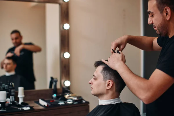Kadeřník Stříhá Pro Bělocha Holičství Haircut Holičství — Stock fotografie
