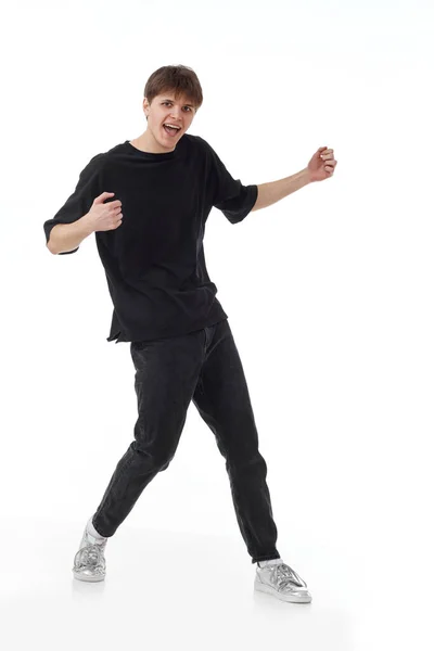 Молодой Возбужденный Мужчина Черной Футболке Джинсах Танцует Белом Фоне Полная — стоковое фото