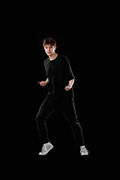 Νεαρός Άνδρας Μαύρο Μπλουζάκι Που Χορεύει Μαύρο Φόντο Πλήρες Μήκος — Φωτογραφία Αρχείου
